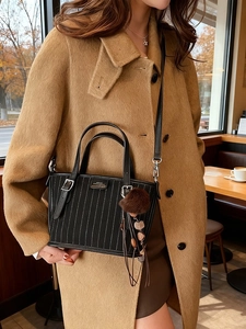 Sac seau vintage en cuir noir à rayures avec pompon marron pour le quotidien des femmes