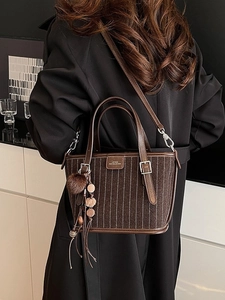 Sac seau rétro marron à rayures verticales avec anses en cuir et breloque peluche