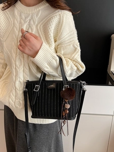 Sac fourre-tout vintage à rayures noires verticales avec poignées en cuir et charm