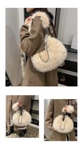 Détail du sac beige en fausse fourrure en forme de cœur avec texture peluche et chaîne perle