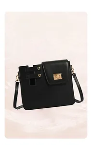 Detail der schwarzen PU-Ledertasche mit goldener Metallschnalle und feiner Textur