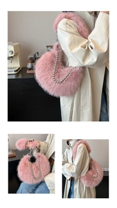 Détail du sac demi-lune en fausse fourrure rose avec chaîne perlée et bandoulière en peluche