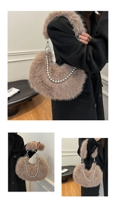 Détail d'un sac demi-lune en fausse fourrure marron clair avec chaîne en perles chic