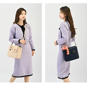 Detailansicht stilvoller Umhängetaschen für Wasserflaschen in Beige und Marineblau mit Nieten