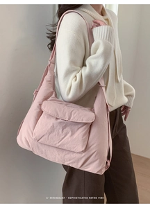 Détail du sac bandoulière en nylon rose clair imperméable avec grande poche à rabat