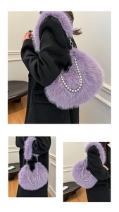 Détail du sac croissant en fausse fourrure violette avec chaîne à perles argentées