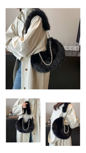 Détails du sac hobo en fausse fourrure noire avec chaîne perlée et bandoulière