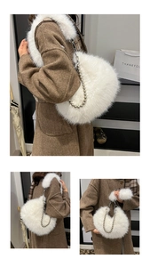 Détail du sac bandoulière en fausse fourrure blanche avec chaîne à billes argentées