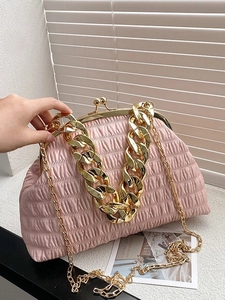 Sac nuage plissé rose avec chaîne dorée et fermoir à cadre dans un décor minimaliste