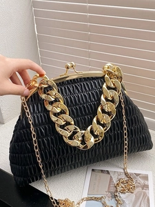 Sac nuage plissé noir avec poignée en chaîne dorée et fermoir métallique rétro chic