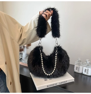 Détail d'un sac à bandoulière en fausse fourrure noire avec chaîne à perles argentées