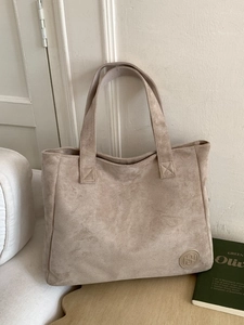 Grand sac cabas minimaliste en daim gris crème avec une grande capacité pour le bureau