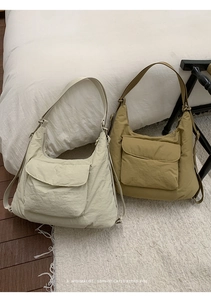 Détail de sacs à bandoulière plissés grande capacité en crème et kaki avec poches rétro