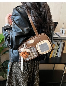 Détail du sac à bandoulière en cuir PU marron avec poche transparente et breloque chien