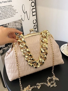 Sac nuage plissé beige à la mode avec grosse chaîne dorée et bandoulière en métal