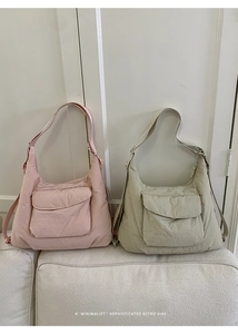 Détail de cabas plissés minimalistes en vieux rose et vert sauge avec poches externes