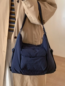 Sac fourre-tout en nylon plissé bleu marine avec bandoulière réglable et poche frontale