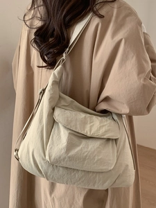 Sac fourre-tout plissé beige à grande capacité en nylon léger pour un look mode décontracté