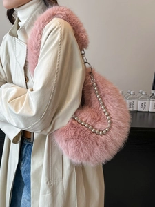 Sac bandoulière rose en fausse fourrure avec chaîne perlée et bandoulière souple
