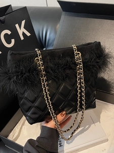 Quilted rhombus shoulder bag with black feather trim and golden chain strap