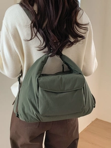Sac cabas matelassé vert foncé avec poche avant pour femme look mode automne hiver
