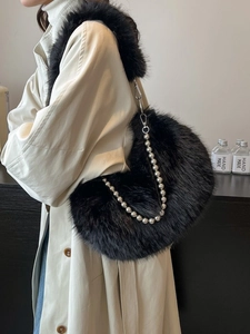Sac croissant chic en fausse fourrure noire avec chaîne à billes argentée pour l'automne
