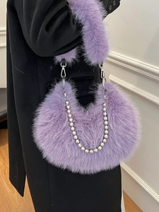 Sac croissant en fausse fourrure lavande avec chaîne argentée et bandoulière peluche