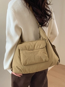 Sac fourre-tout chic en nylon vert olive avec grande poche avant pour un porté épaule