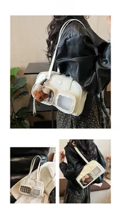 Détail d'un sac à bandoulière en cuir PU blanc avec breloque ours et poche en filet