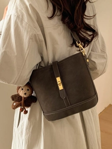 Sac Seau en Cuir PU Dépoli Rétro pour Femmes Maillard Brun Noir Sac à Bandoulière de Navette Avec Charme d'Ours en Peluche