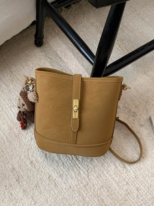 Sac seau jaune moutarde rétro avec pendentif ours en peluche et boucle en métal