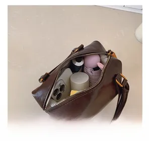Dunkelbraune Boston Bag aus Leder mit großem Innenraum für Handy und Alltagsgegenstände