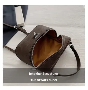 Vue détaillée du sac bandoulière marron montrant la doublure intérieure et le zip argenté