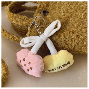 Detailansicht Plüsch-Kirsch-Taschenanhänger mit Stickerei und goldenem Schlüsselanhänger