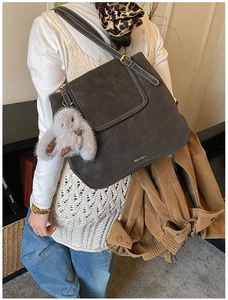 Détail du grand sac cabas vintage café foncé avec coutures blanches et breloque lapin en peluche