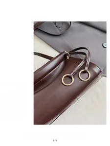 Dettaglio borsa in pelle testa di moro con anello in metallo dorato lucido di alta qualità