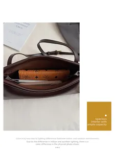 Vista dall'alto della borsa baguette marrone con spazio interno per telefono e portafoglio