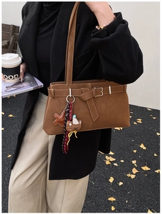 Détails du sac à bandoulière vintage en cuir caramel avec boucle et breloques étoiles