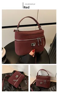Détails macro d'un sac seau vintage bordeaux avec fermoir argenté et bandoulière réglable