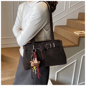 Détail montrant la texture en daim mat et la boucle vintage de ce grand sac fourre-tout