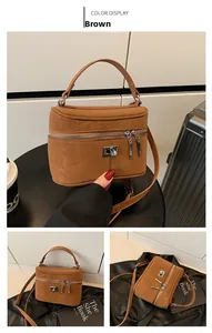 Gros plan sur un sac cabas marron mat avec double fermeture éclair et poignée argentée