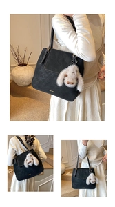 Détail du sac bandoulière noir mat avec rabat carré et porte-clés lapin en peluche blanc