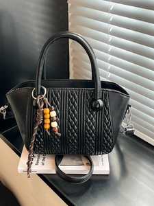 Retro black woven bucket bag with quilted textures and wooden bead handle decoration