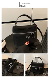 Détails du sac boîte en daim noir avec boucle métallique argentée et double zip