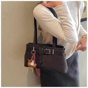 Sac à bandoulière en cuir mat marron foncé avec boucle et breloque ours en peluche