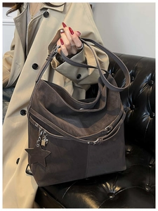 Détail du grand sac cabas en daim marron avec pendentif étoile et boucle de ceinture