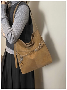 Gros plan du sac hobo camel avec lanières en cuir et breloque étoile décorative