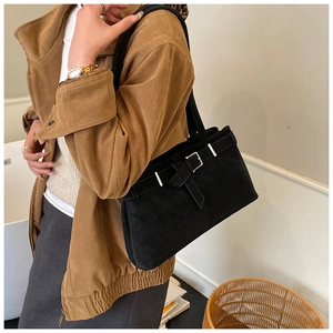 Détail du sac cabas en daim noir avec boucle métallique et doubles bandoulières