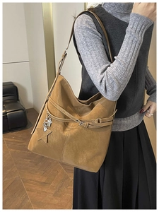 Vue détaillée du sac cabas en daim marron avec boucle en cuir et breloque étoile