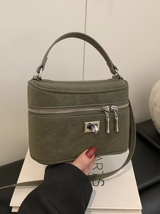 Sac à main vintage vert olive en cuir avec fermoir argenté et bandoulière réglable